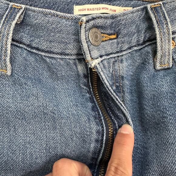 Levi's High Waisted Mom Jean Medium Wash - Picture 4 of 10